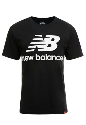 Černé tričko s krátkým rukávem s velkým bílým logem "NB" a nápisem "new balance" přes hrudník, kulatým výstřihem a malou červenou cedulkou na lemu.