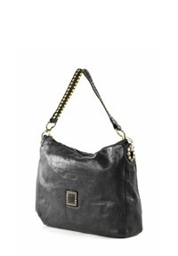 Sac à main en cuir noir avec une texture lisse, fermeture éclair et un accent clouté à l'avant. La bandoulière est ornée de clous dorés.