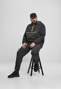 Urban Classics Ulkoilutakki - black