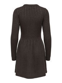 Robe pull en maille côtelée marron foncé avec manches longues, corsage ajusté et jupe évasée. Texture douce avec des détails subtils le long des coutures.