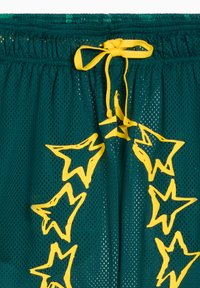 Gröna nätshorts med gul dragsko och stjärnformade mönster. Materialet är lätt; har elastisk midja och avslappnad passform.