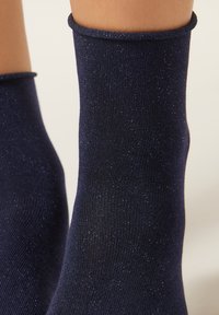 Marineblå ankelstrømper med en ribbet tekstur og en diskret glitreffekt, der har en glat topkant og en elastisk manchet for en sikker pasform.