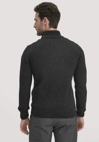 Dunkelgrauer gestrickter Pullover mit hohem Kragen, gerippten Manschetten und Saum. Weiche Textur und taillierte Passform, Rückansicht vor einem einfarbigen Hintergrund.