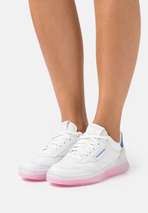 CLUB C LEGACY - Sneakers laag - true grey/electro pink/court blue