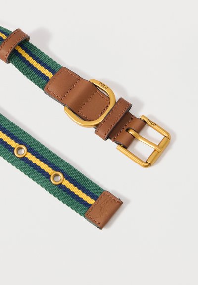 Ceinture en tissu verte avec des rayures jaunes et bleu marine, des accents en cuir marron et une boucle dorée gravée "POLO" sur fond blanc.