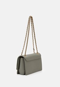 Szara torebka z eko skóry o wyraźnej konstrukcji, z podwójnym łańcuszkowym paskiem i zamknięciem na klapę. Posiada złocone elementy wykończeniowe.