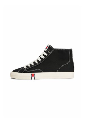 Schwarzer High-Top-Sneaker aus Canvas mit weißen Nähten, weißen Schnürsenkeln, weißer Sohle und Tommy Jeans-Logo auf der Sohle und der Zunge.