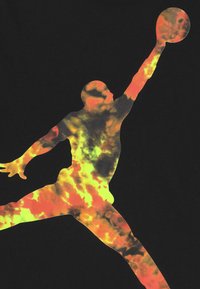 Silhuett av en basketspelare i luften som sträcker upp en hand med en boll, fylld med eldiga orange och gula mönster.