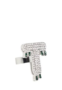 Anillo de tono plateado en forma de letra "T", con brillantes transparentes y acentos verdes que caen desde la parte inferior.