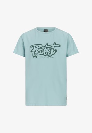 Lichtblauw T-shirt met korte mouwen en ronde hals, met donkergroene graffiti-stijl tekst "Protest" en kleinere tekst "Original Surfing Goods" op de voorkant.