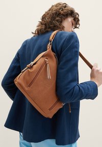 TOM TAILOR TTCAIA M - Umhängetasche - cognac