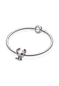 Bracciale charm in argento con un charm a forma di elefante seduto, orecchie viola e occhi neri, insieme a una chiusura marchiato. Finitura liscia e lucidata.