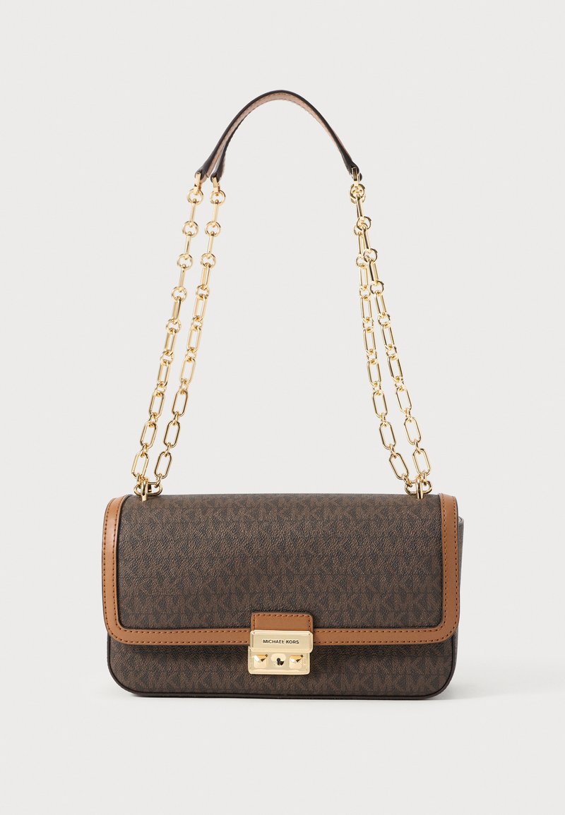 Ruskea nahkainen käsilaukku, jossa on kullanvärinen ketjuhihna, tikattu kuvio ja logoklipsi. Laukussa on jämäkkä muoto ja kontrastivärinen ruskea yksityiskohta.