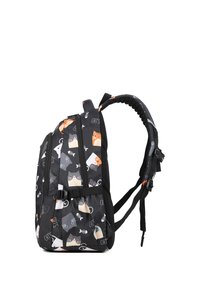 Sac à dos noir avec des motifs de chat en orange, crème et gris; dispose de bretelles ajustables, de fermetures éclair et d'un dos texturé pour le confort.