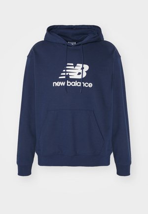 Hanorac cu glugă de culoare bleumarin, fabricat dintr-un amestec de bumbac, cu un buzunar tip kangaroo, având un logo alb New Balance pe față.