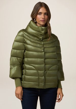 Olivgrüne Puffjacke mit hohem Kragen, horizontalen Steppnähten, Druckknöpfen und Dreiviertelärmeln. Weiche, glänzende Textur.
