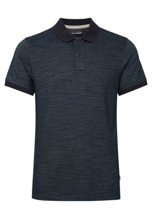 Polo shirt blu scuro realizzato in tessuto strutturato, con colletto e polsini neri, dotato di una patta con tre bottoni e dettagli a strisce sottili.