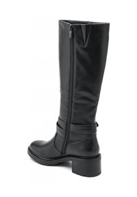 Botte noire montée en cuir lisse, hauteur genou, avec une fermeture éclair sur le côté, bout rond et talon épais. Présente un détail de sangle horizontal.