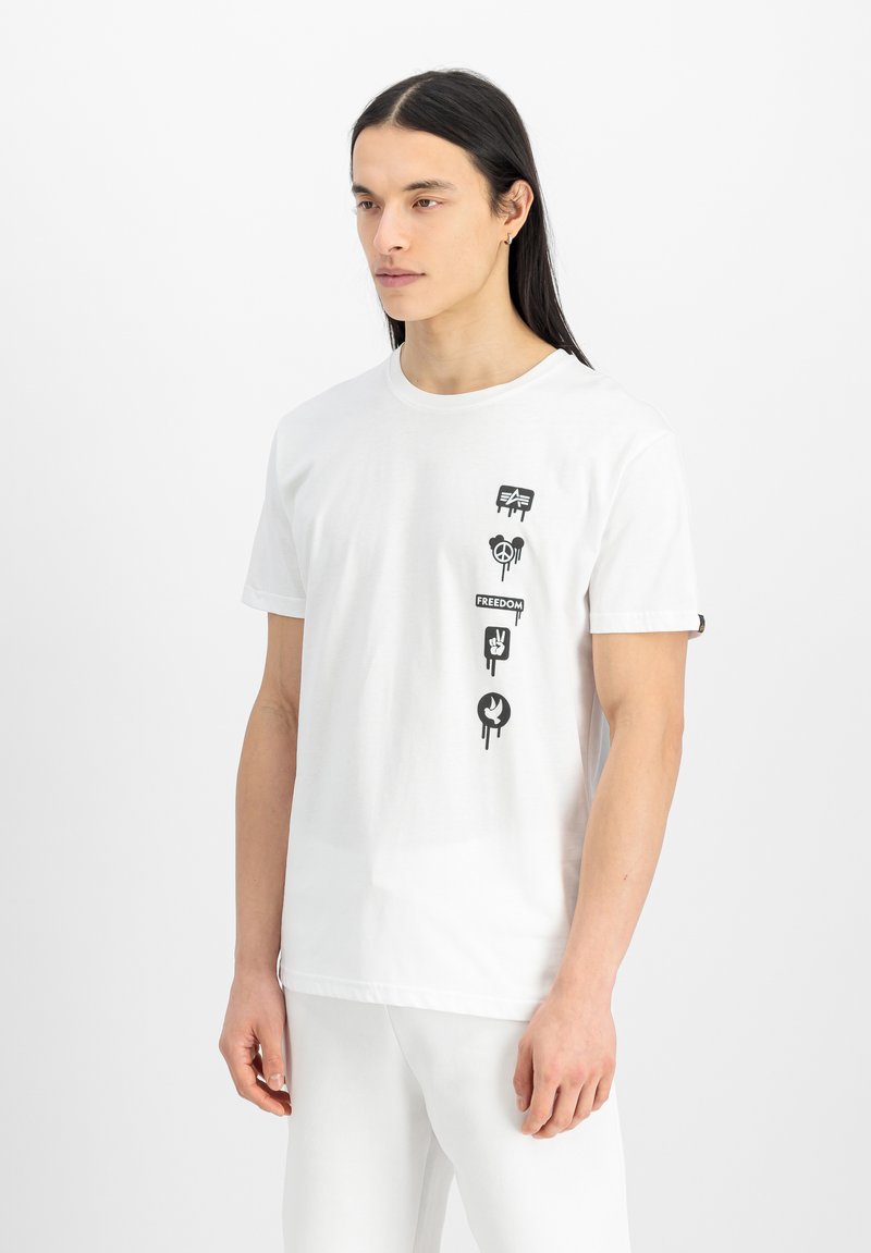 Tricou alb din bumbac cu desene grafice negre, inclusiv un semn de pace, cuvântul "LIBERTATE" și forme abstracte, cu mâneci scurte.