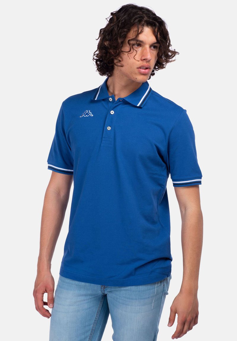 Polo blu in cotone, con colletto e polsini a righe bianche, logo piccolo sul lato sinistro del petto e chiusura a tre bottoni.