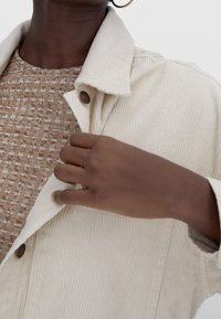 Stradivarius Tunn jacka - stone