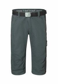 Dunkelgraue, knielange Shorts aus strukturiertem Stoff. Mit einem schwarzen Gürtel mit metallischer Schnalle und seitlichen Taschen.