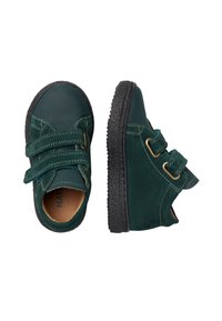 Tmavě zelené tenisky pro batolata s černými texturovanými podrážkami a dvěma suchými zipy, zobrazené z horního a bočního pohledu.