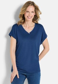 Marineblaue V-Ausschnitt-T-Shirt mit hochgerollten Kurzärmeln, aus weichem Stoff gefertigt, mit einem kontrastierenden grauen Ausschnittdetail und lässiger Passform.