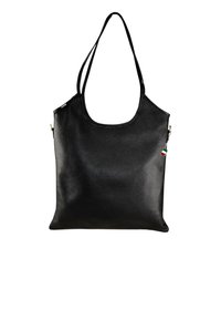 Zwarte lederen tote bag met een gladde textuur, gebogen bovenkant en twee lange schouderbanden. Heeft een klein accent van de Italiaanse vlag aan de zijkant.