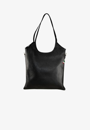 Sac fourre-tout en cuir noir avec une texture lisse, un dessus incurvé et deux longues poignées. Présente un petit accent de drapeau italien sur le côté.