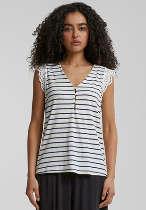 Stripetopp, bomullsblanding, V-hals, korte ermer med blondekant, knappedetalj i midten, hvit med marineblå horisontale striper.