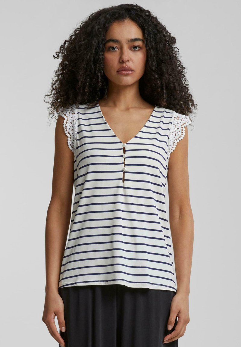 Haut rayé, en mélange de coton, col en V, manches courtes avec accents en dentelle, détail de bouton au centre, blanc avec des rayures horizontales bleu marine.