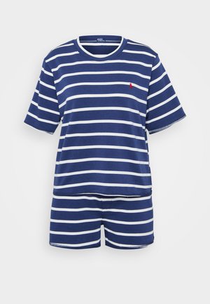 Conjunto de camisa de manga curta em algodão às riscas azul-marinho e branca e calções, com um pequeno logo vermelho no peito. Ajuste suave e casual.