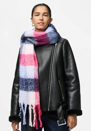 Écharpe à carreaux dans des tons de rose pastel, bleu et marine, faite d'un tissu doux avec des bords frangés, portée sur une veste en cuir noire.
