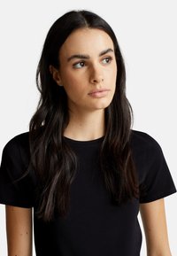 United Colors of Benetton SUPER STRETCH - Jednoduché tričko - black