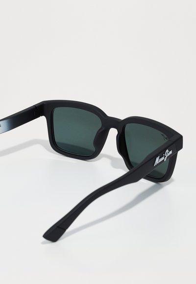 Ochelari de soare din plastic negru cu lentile de unverde închis. Formă pătrată cu un finisaj mat. Logo-ul "Maui Jim" în alb pe latura ramei.