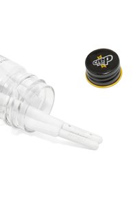 Bottiglia di plastica trasparente contenente due spazzole bianche per la pulizia con manici texturizzati; un tappo nero con un accento giallo e il logo "crep protect".