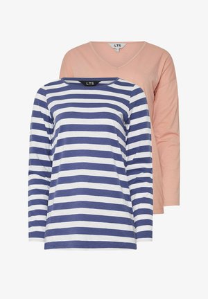Twee longsleeve shirts: de ene gestreept in marineblauw en wit, de andere egaal perzikkleurig met een v-hals. Beide gemaakt van zachte stof.