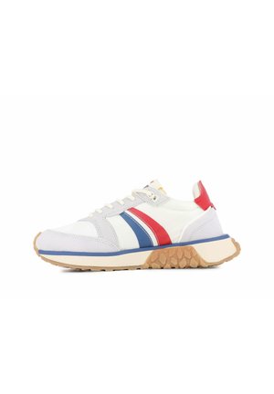 Chaussure de sport blanche avec des accents rayés rouge et bleu, semelle en caoutchouc texturée, design à lacets et col rembourré pour le confort.