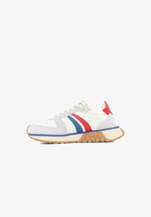 Chaussure de sport blanche avec des accents rayés rouge et bleu, semelle en caoutchouc texturée, design à lacets et col rembourré pour le confort.