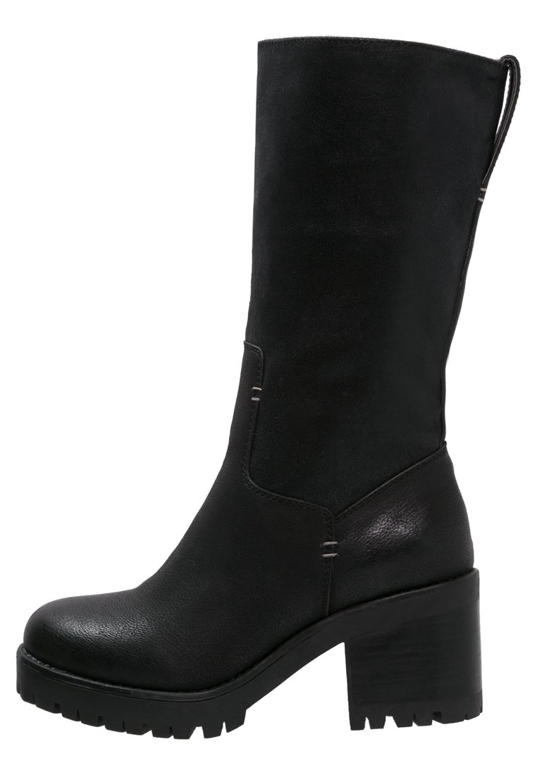Bota negra hasta la rodilla con un tacón grueso, hecha de cuero texturizado. Presenta una punta lisa, costuras sutiles y una cinta en la parte superior para facilitar el uso.