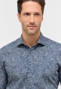 Blauw paisley-gepatroniseerd overhemd met een button-down kraag, uitgevoerd in een gestructureerde stof en kleine donkere knopen aan de voorkant.