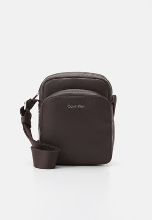 Calvin Klein MUST REPORTER - Umhängetasche - java brown