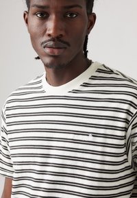 Levi's® RED TAB™ VINTAGE TEE - Tricou basic - white sand