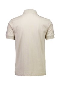 Jasnobeżowa koszulka polo z pionowymi paskami, krótkimi rękawami i prążkowanym kołnierzem. Miękka tkanina o gładkiej fakturze.