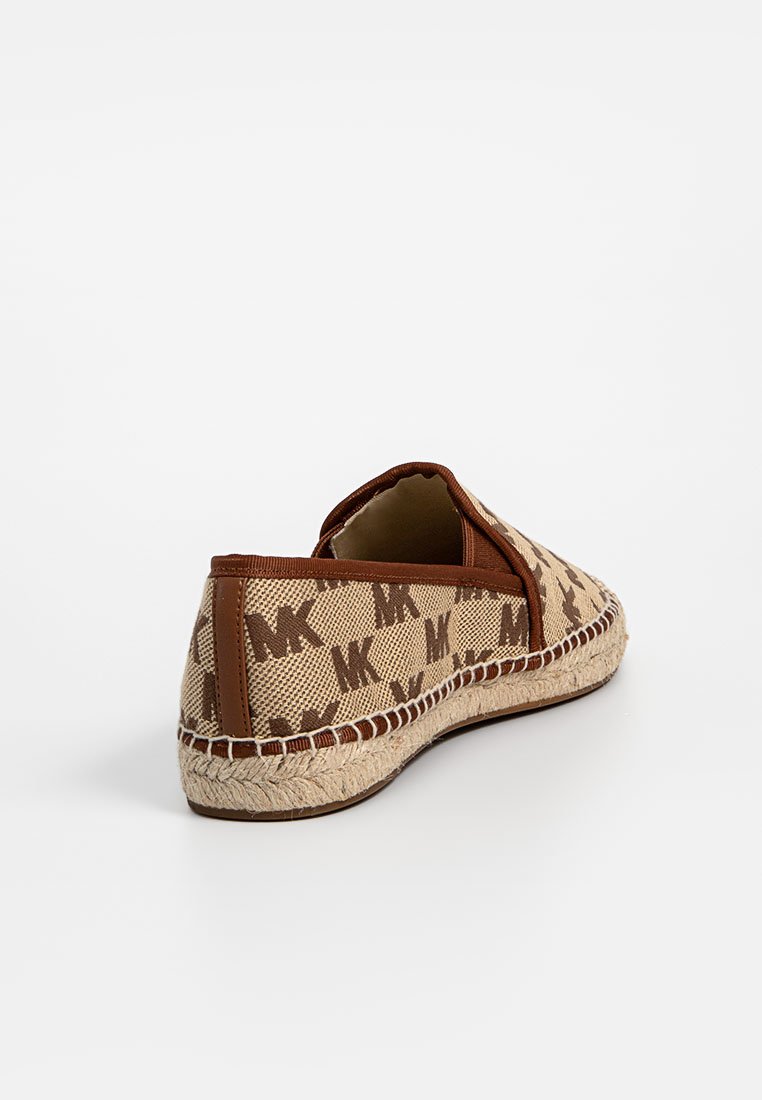 Espadrilla marrone chiaro con tomaia in tela caratterizzata da un motivo a monogramma, pannelli laterali elasticizzati e suola in juta intrecciata.