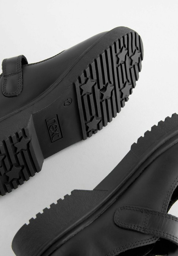 CHUNKY SCHOOL – REGULAR FIT – Riemchenballerina