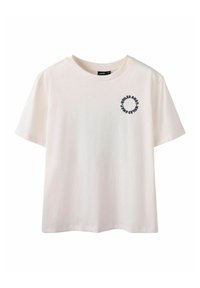 T-shirt bianca a maniche corte con scollo rotondo e design testuale circolare blu navy sul lato sinistro del petto che recita "Willed Away."