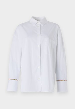 Hvit langermet skjorte med knapper i glatt stoff, med en brystlomme og fargerik stripete detalj ved mansjettene.