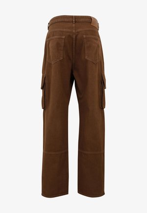 Pantalones cargo marrones con un diseño de pierna recta, dos bolsillos laterales y dos bolsillos traseros con detalles de costura.